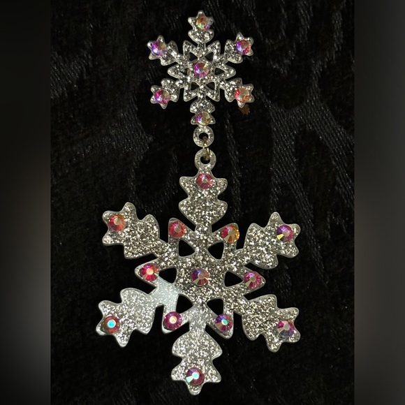 HOLIDAY SILVER SNOWFLAKE EARRINGS - Picture 3 of 6